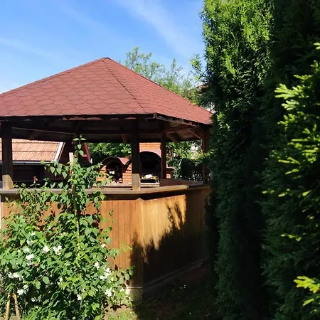 Деревянный коттедж Forest Escape Пале